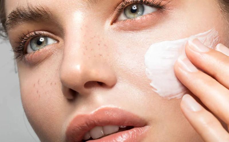 5 تا از بهترین کرم آبرسان و روشن کننده